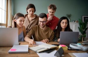 Estudiantes a estudiar
