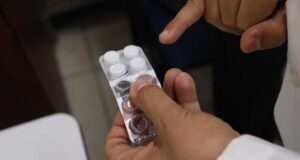 Preste atención a alertas que emiten sobre medicamentos falsos; pueden poner en riesgo su salud