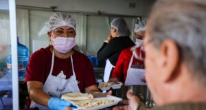 DIF Sinaloa brinda alimento caliente a familias del Hospital Pediátrico
