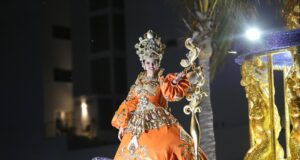 Abarrotan paseo costero para disfrutar del primer gran desfile del Carnaval “La Perla”