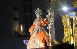Abarrotan paseo costero para disfrutar del primer gran desfile del Carnaval “La Perla”