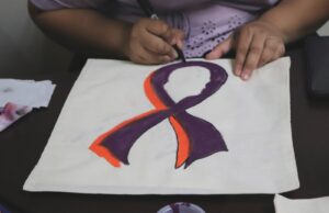 Centro de Justicia para las Mujeres (CJM) imparte el taller: Pinta tu Tote bag