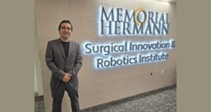 Médico sinaloense certificado en cirugía robótica