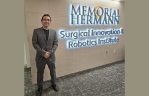 Médico sinaloense certificado en cirugía robótica