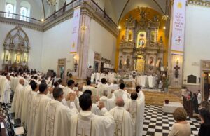 Gratitud y unión en la Misa Crismal; Obispo de Culiacán agradece regreso del padre Yovani