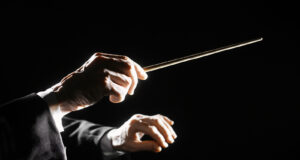 Conversatorio sobre Batutas, partituras y fracs, este martes