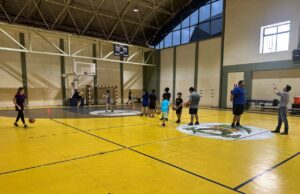 Invitan a realizar actividad física o practicar algún deporte con los niños durante las vacaciones