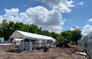 Continúan trabajos forenses en la fosa común del Panteón 21 de Marzo en Culiacán