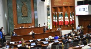 Uso de uniforme neutro en planteles educativos genera controversia en el Congreso