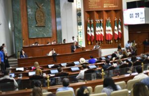 Uso de uniforme neutro en planteles educativos genera controversia en el Congreso