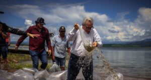 Inicia el gobernador Rocha con la siembra de alevines en la Sanalona y 13 embalses más de Culiacán