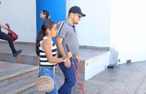 ¡Ejemplo de inclusión! María de Jesús, alumna de la Facultad de Derecho con discapacidad visual, agradece el apoyo que ha recibido desde ADIUAS