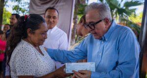 Gobernador Rocha Moya entregó apoyos a damnificados por lluvias en Juan José Ríos