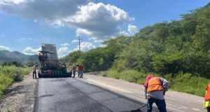 Atiende Gobierno de Sinaloa bacheo de carreteras estatales