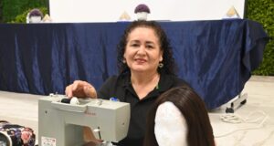 Empatía y solidaridad: la Universidad entrega pelucas oncológicas para mejorar la calidad de vida de pacientes