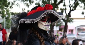 La UAS rinde tributo a la vida y la muerte con el altar monumental “Ritual Azteca”