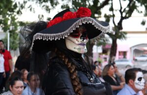 La UAS rinde tributo a la vida y la muerte con el altar monumental “Ritual Azteca”