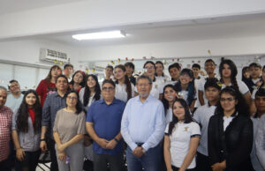 Élmer Mendoza conversa con estudiantes de bachillerato de la UAS sobre su obra literaria