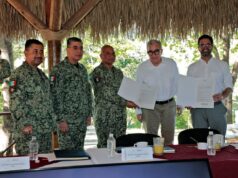 El gobernador Rocha entregó al general Briseño el título de propiedad del cuartel militar en Badiraguato