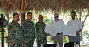 El gobernador Rocha entregó al general Briseño el título de propiedad del cuartel militar en Badiraguato