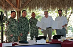 El gobernador Rocha entregó al general Briseño el título de propiedad del cuartel militar en Badiraguato