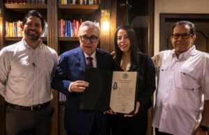 Gobernador Rocha entrega Fíat de Notaria Pública a Raquel Arenas Cázares