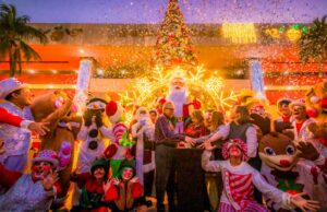 Encienden árbol monumental de Navidad en Palacio de Gobierno
