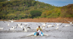 Gobierno de Sinaloa beneficia por primera vez a cooperativa de la Presa Las Higueras con motores y panga