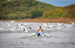 Gobierno de Sinaloa beneficia por primera vez a cooperativa de la Presa Las Higueras con motores y panga