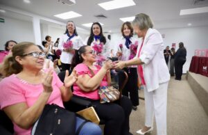 Entregan prótesis mamarias externas a mujeres sobrevivientes de cáncer de mama en Sinaloa