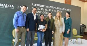 Reconocen a trabajadoras y trabajadores de los Servicios de Salud por su antigüedad laboral