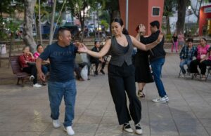 Entre pasos, sonrisas y memoria, el danzón volvió a reunir a Culiacán