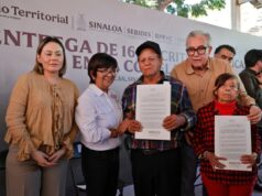 Gobernador Rubén Rocha entrega 164 títulos de propiedad a familias de El Ranchito