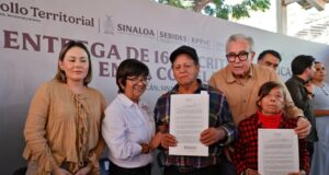 Gobernador Rubén Rocha entrega 164 títulos de propiedad a familias de El Ranchito