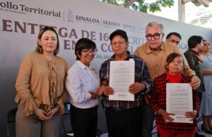 Gobernador Rubén Rocha entrega 164 títulos de propiedad a familias de El Ranchito