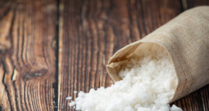 Por qué deberías colgar una bolsa con sal en la entrada de tu casa para Año Nuevo y cómo hacerlo