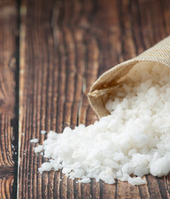 Por qué deberías colgar una bolsa con sal en la entrada de tu casa para Año Nuevo y cómo hacerlo