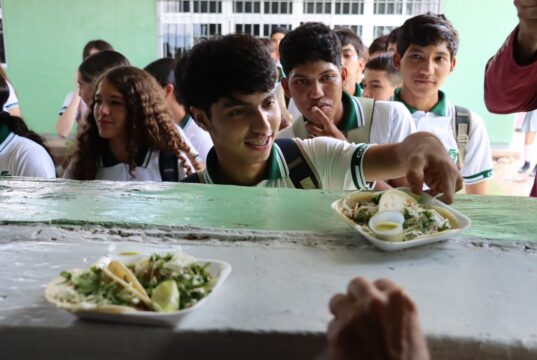 Gobierno de Sinaloa fortalece la permanencia escolar con más de 30 mil desayunos para juventudes