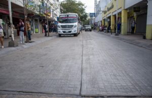 En tiempo récord concluyen rehabilitación en concreto estampado de la calle Ángel Flores