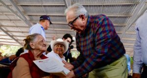 “Reciban con felicidad documentos que les brindan certeza jurídica”; Rocha a familias sinaloítas