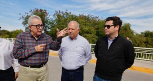 Gobernador Rocha supervisa puente y camino que conecta Sinaloa de Leyva al Opochi
