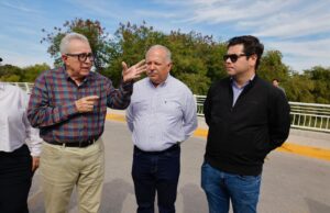 Gobernador Rocha supervisa puente y camino que conecta Sinaloa de Leyva al Opochi