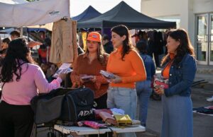 SEMujeres difunde servicios y tiene acercamiento con sinaloenses en el Tianguis Huizaches