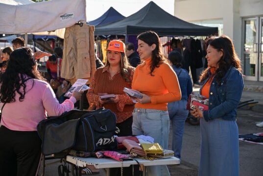 SEMujeres difunde servicios y tiene acercamiento con sinaloenses en el Tianguis Huizaches