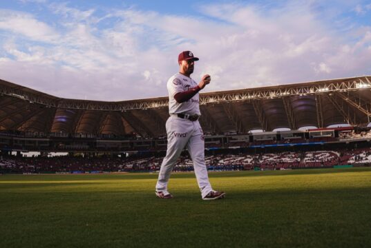 Manny Barreda teje una joya y Tomateros golpea primero en semifinales