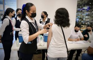 Con gran participación ciudadana, acuden a vacunarse contra el sarampión en macrocentros