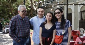 Gobernador Rocha Moya da la bienvenida a turistas que disfrutan del Carnaval Internacional de Mazatlán