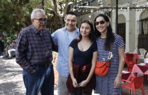 Gobernador Rocha Moya da la bienvenida a turistas que disfrutan del Carnaval Internacional de Mazatlán