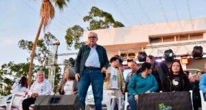 Gobernador Rocha acompaña a más de 120 mil personas al desfile en el Carnaval Guamúchil 2026