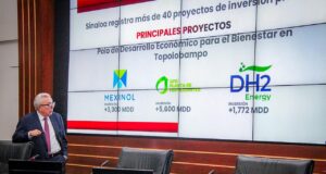 Gobernador Rocha Moya imparte conferencia magistral en el Centro de Estudios Superiores Navales